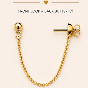 Op de afbeelding: Goudkleurige kettingoorbellen met een minimalistisch ontwerp. De oorbellen hebben een lus aan de voorkant en een vlindersluiting aan de achterkant. De tekst op de afbeelding luidt "Minimal Chain Earrings" en "Front Loop + Back Butterfly".