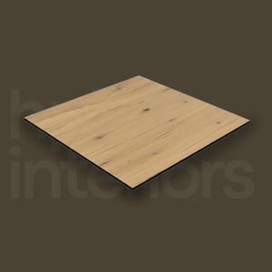 Puede incluir: Un panel cuadrado para mesa con un acabado de veta de madera marrón claro, nudos visibles y textura natural. El panel tiene un perfil de borde negro fino, creando un contraste marcado con la superficie de madera clara. Diseño plano y geométrico.