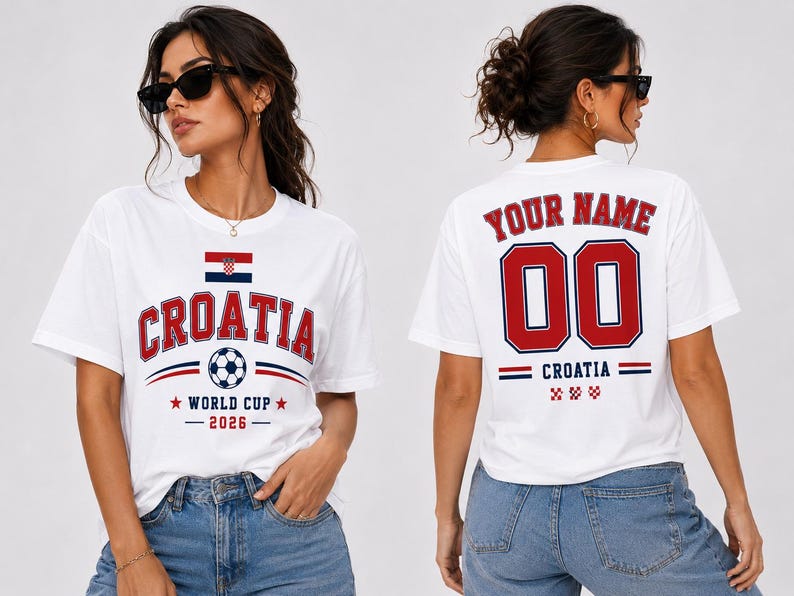 Op de afbeelding: Wit T-shirt met "CROATIA" in rode letters, een voetbal en de Kroatische vlag. Het ontwerp aan de voorkant bevat "WORLD CUP 2026". De achterkant toont "YOUR NAME" en het nummer "00" in rood.