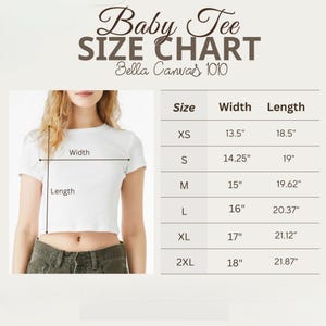 K&ouml;nnte beinhalten: Ein wei&szlig;es Baby-T-Shirt mit Gr&ouml;&szlig;entabelle. Die Tabelle listet die Gr&ouml;&szlig;en XS bis 2XL mit den entsprechenden Breiten- und L&auml;ngenma&szlig;en in Zoll auf. Der Text "Baby Tee SIZE CHART" steht oben, darunter "Bella Canvas 1010".