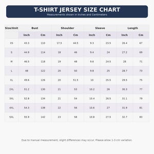 Pu&ograve; includere: Una tabella delle taglie per magliette in jersey con intestazione blu scuro e testo bianco. La tabella elenca le taglie dalla XS alla 5XL con misure di busto, spalla, manica e lunghezza in pollici e centimetri. Una nota indica 1-3 cm di scarto.