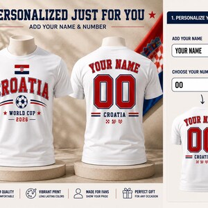 Op de afbeelding: Witte t-shirts met een Kroati&euml; World Cup 2026 ontwerp. E&eacute;n shirt heeft de Kroatische vlag en "CROATIA" met een voetbalafbeelding. Het andere shirt heeft "YOUR NAME" en het nummer "00" in rood.