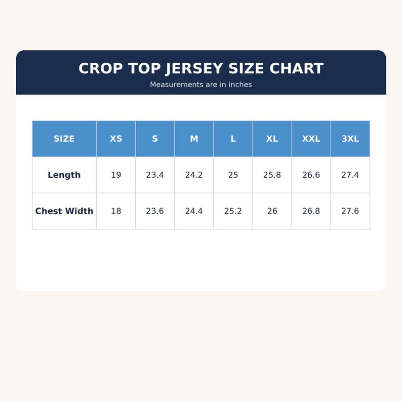 Pu&ograve; includere: Una tabella delle taglie per crop top con il testo CROP TOP JERSEY SIZE CHART e Measurements are in inches. La tabella elenca le taglie dalla XS alla 3XL con le relative misure di lunghezza e larghezza del torace in pollici.