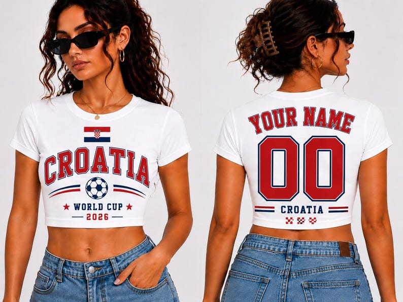 K&ouml;nnte beinhalten: Wei&szlig;es Crop-Top mit "CROATIA" in roter und blauer Schrift, einer Fu&szlig;ballgrafik und "WORLD CUP 2026". Auf der R&uuml;ckseite stehen "YOUR NAME" und die Nummer "00" in Rot.
