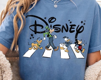 Disney Mickey i przyjaciele przechodzący przez ulicę png, koszulka retro Disneyworld, vintage Goofy Pluto Donald Mickey png