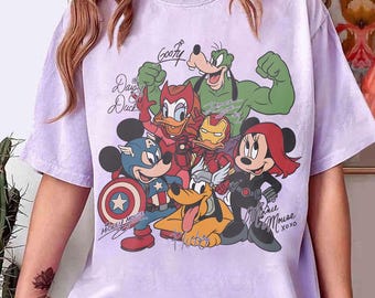 Retro Myszka Miki i Przyjaciele z podpisami Marvel png, Koszulka Disney Marvel Avengers, Koszulka Marvel Miki Przyjaciele, Wycieczka Disney 2026