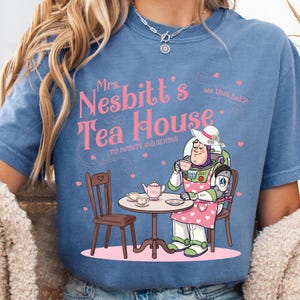 Disney Mrs. Nesbitt Tea Room png, Nesbitts tehusskjorta, Disney Toy Story Buzz Lightyear-skjorta, Disneyland familjematchning png