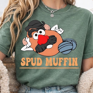 Può includere: Un set di tre tazze in ceramica con finitura opaca e macchiettata. Le tazze sono nei toni del crema, grigio chiaro e grigio scuro. Ogni tazza ha un design semplice e minimalista, ideale per caffè o tè.