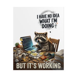 Peut inclure: Illustration humoristique d'un raton laveur devant un ordinateur portable. Le texte dit "I HAVE NO IDEA WHAT I'M DOING" et "BUT IT'S WORKING". Le bureau est encombré de tasses, de collations et de post-it.