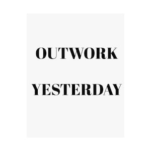 Puede incluir: Impresión rectangular blanca con las palabras "OUTWORK YESTERDAY" en letras mayúsculas negras y en negrita. El texto está centrado, creando un diseño minimalista y motivador.