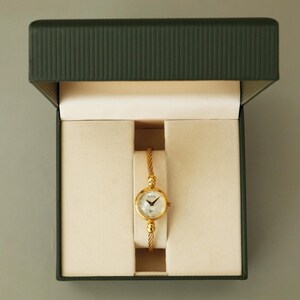 Vintage 1990 GUCCI 2700L Shell Gold Dial Bangle Women's Watch with Box From Japan
