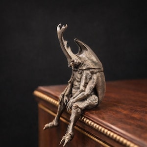 Figura de escarabajo rinoceronte de latón: estatua vintage de insecto, escultura en miniatura, acabado antiguo oscuro, adorno de escritorio único, decoración del hogar