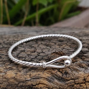 Brazalete de plata con nudo Cape Cod, pulsera minimalista de estilo costero, joyería náutica, brazalete abierto, brazalete de plata hecho a mano, regalo para ella.