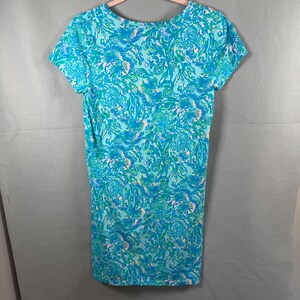 Vestido Lilly Pulitzer para mujer, talla S, azul, Etta, camiseta con cuello en V, algodón Pima, estampado tropical. imagen 9