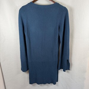 Suéter Free People para mujer, talla pequeña, azul, con cuello en V, estilo túnica y mangas acampanadas. imagen 2