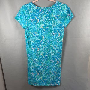 Vestido Lilly Pulitzer para mujer, talla S, azul, Etta, camiseta con cuello en V, algodón Pima, estampado tropical. imagen 2