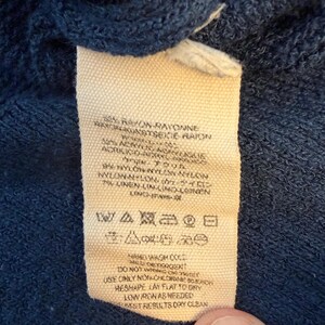 Suéter Free People para mujer, talla pequeña, azul, con cuello en V, estilo túnica y mangas acampanadas. imagen 3