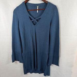 Suéter Free People para mujer, talla pequeña, azul, con cuello en V, estilo túnica y mangas acampanadas. imagen 6