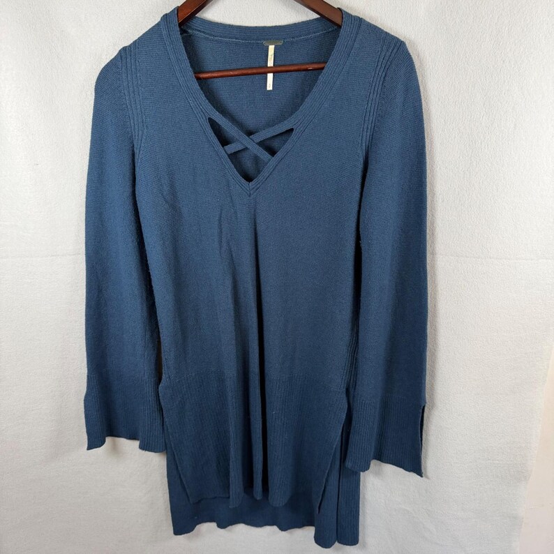 Suéter Free People para mujer, talla pequeña, azul, con cuello en V, estilo túnica y mangas acampanadas. imagen 6