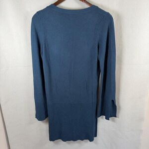 Suéter Free People para mujer, talla pequeña, azul, con cuello en V, estilo túnica y mangas acampanadas. imagen 4