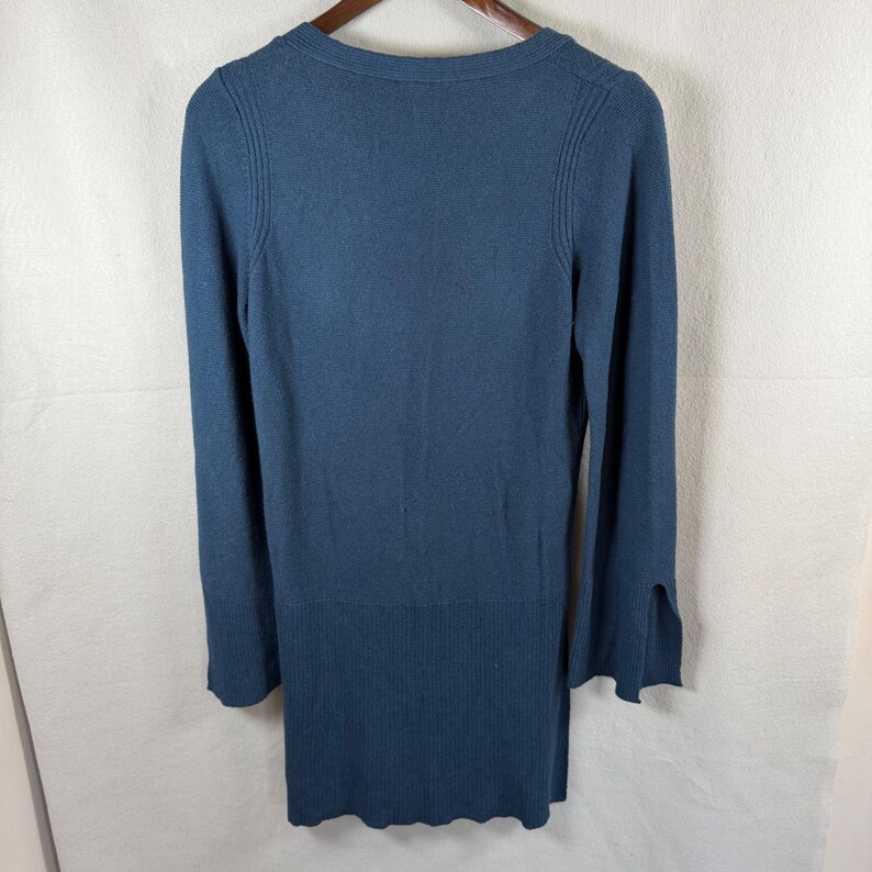 Suéter Free People para mujer, talla pequeña, azul, con cuello en V, estilo túnica y mangas acampanadas. imagen 4