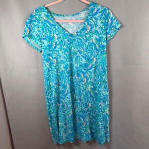 Vestido Lilly Pulitzer para mujer, talla S, azul, Etta, camiseta con cuello en V, algodón Pima, estampado tropical. imagen 8