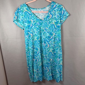 Vestido Lilly Pulitzer para mujer, talla S, azul, Etta, camiseta con cuello en V, algodón Pima, estampado tropical. imagen 1
