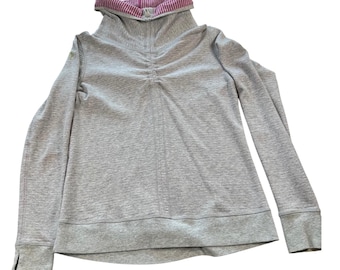 Sudadera Lululemon para mujer, reversible, a rayas, con cuello alto y orificios para los pulgares, color gris y rosa.