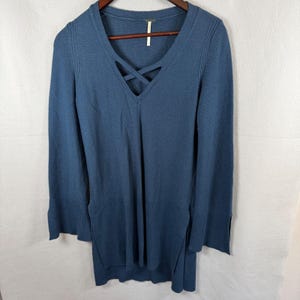 Suéter Free People para mujer, talla pequeña, azul, con cuello en V, estilo túnica y mangas acampanadas. imagen 1