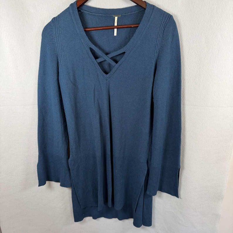 Suéter Free People para mujer, talla pequeña, azul, con cuello en V, estilo túnica y mangas acampanadas. imagen 1