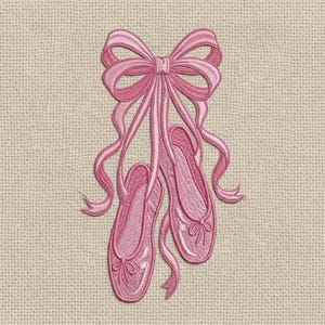 Puede incluir: Imagen bordada de zapatillas de ballet rosas con un gran lazo y cintas sobre un fondo beige. Las zapatillas están intrincadamente cosidas y atadas con lazos. El diseño sugiere elegancia y es ideal para los amantes de la danza.