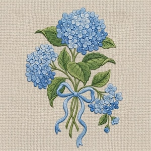 Puede incluir: Bordado de un ramo de hortensias azules con hojas y tallos verdes, atado con una cinta azul claro. El diseño floral se presenta sobre un fondo beige texturizado, creando un aspecto clásico y elegante.