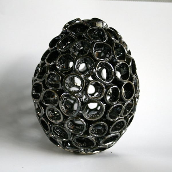 Fatto per ordine. Uovo decorativo nero in ceramica. Uno di una scultura a mano gentile, arredamento casa.