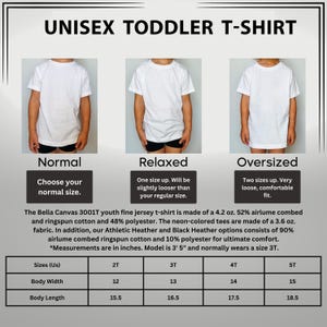 Puede incluir: Se muestran camisetas blancas unisex para ni&ntilde;os peque&ntilde;os en tallas normales, relajadas y grandes. La imagen incluye tablas de tallas con medidas de ancho y largo del cuerpo en cm para las tallas 2T a 5T. Las camisetas est&aacute;n hechas de una mezcla de algod&oacute;n y poli&eacute;ster.