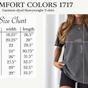 Puede incluir: Una camiseta Comfort Colors 1717 gris oscuro, te&ntilde;ida en prenda, de peso pesado. La imagen incluye una tabla de tallas con medidas en cm para las tallas S a 4XL. Una persona lleva la camiseta, con medidas de ancho y largo indicadas.