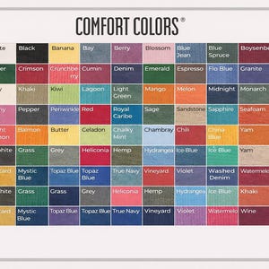 Puede incluir: Una carta de colores de la marca "COMFORT COLORS", que muestra una variedad de tonos de tela. La carta muestra una cuadr&iacute;cula de muestras de color, cada una etiquetada con un nombre &uacute;nico, incluyendo tonos de azul, verde, rojo y amarillo.