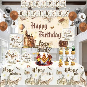 Puede incluir: Decoración de fiesta de cumpleaños temática con una pancarta que dice "Happy Birthday". Incluye globos, platos, servilletas y una tarta, todos con un diseño de castillo y búho. El mantel también tiene un patrón repetido.