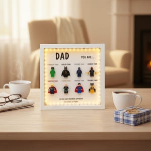 Personlig LED-superhjälteminifigur Shadow Box i trä Byggklossar Pappa Morfar Farfar