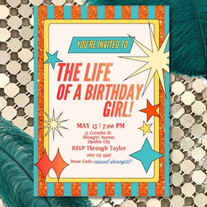 以下が含まれることがあります： レトロなデザインのカラフルな誕生日パーティーの招待状。「YOU'RE INVITED TO THE LIFE OF A BIRTHDAY GIRL!」のテキストとイベントの詳細が記載されています。デザインには、スターバースト、星、ターコイズとオレンジの配色が含まれています。