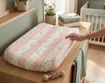Funda para cambiador de bebé con estampado floral rosa y rayas - Habitación infantil con flores silvestres