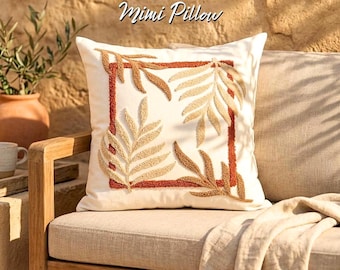 Funda de almohada con diseño de hojas bordadas: Cojín botánico con puntada de punzón, funda decorativa para sala de estar con tonos tierra.