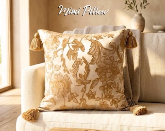 Funda de almohada dorada bordada con flores: Cojín decorativo de estilo bohemio chic.