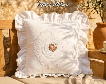 Funda de almohada blanca con volantes: Cojín bordado con flores, estilo campestre francés.