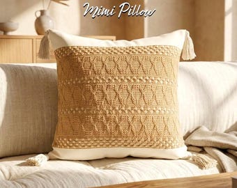 Funda de almohada texturizada con borlas: Cojín decorativo en tonos crema y tostado neutros