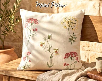 Funda de cojín bordada con motivos botánicos y florales: Funda de cojín floral de lino, decoración estilo cottagecore para el hogar.