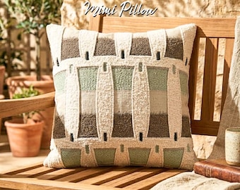 Funda de cojín texturizada: Funda de cojín moderna estilo boho, decorativa en tonos tierra.