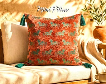 Funda de cojín con estampado de caballos y borlas: Cojín decorativo color terracota óxido, estilo bohemio.