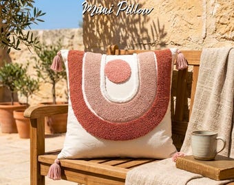 Funda de cojín decorativa estilo bohemio: Cojín con diseño de sol en terracota, decoración moderna de estilo rústico.