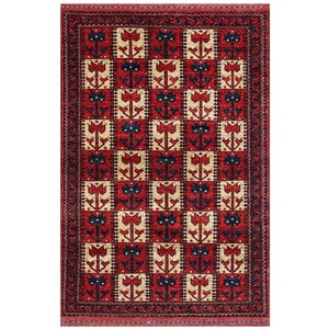 Pode incluir: Um tapete retangular vermelho com um padrão repetitivo de motivos florais estilizados em creme, azul marinho e vermelho. O tapete tem uma borda vermelha escura com um design detalhado. O design geral é simétrico e tradicional.
