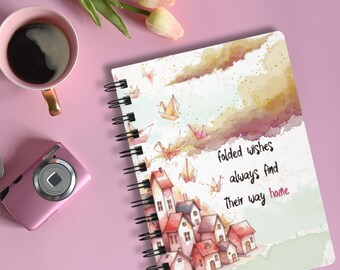 Cuaderno de espiral con ilustración de la Casa de los Deseos Plegados / Cuaderno con cita de la Grulla de Papel